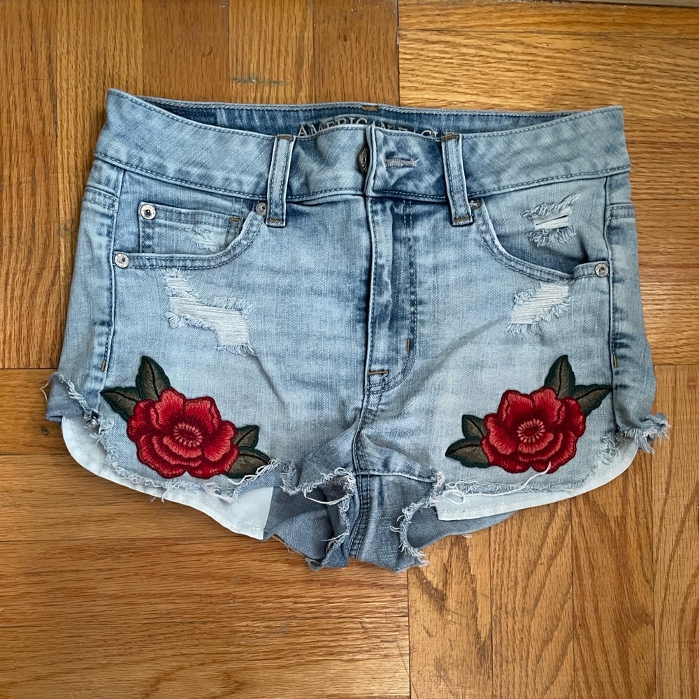 American Eagle Distressed Shortie Embroidered,Used in Very good condition 💥